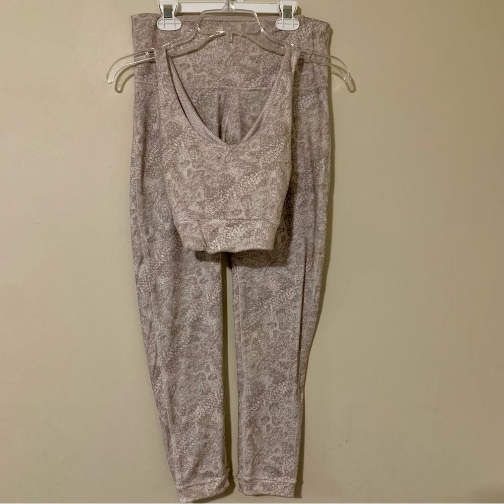 Max Studio Performance reversible Sochi sports bra & leggings, sand snake print